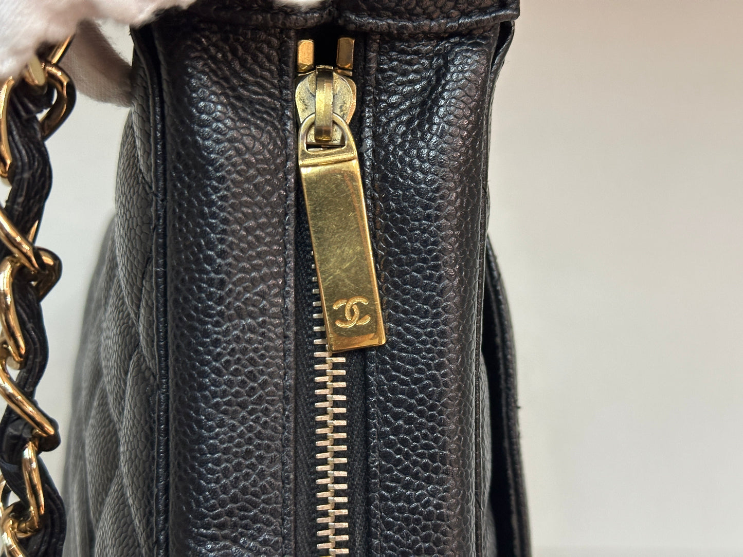 Chanel Black Quilted Caviar CC Logo Chain Shoulder Bag holo 8438