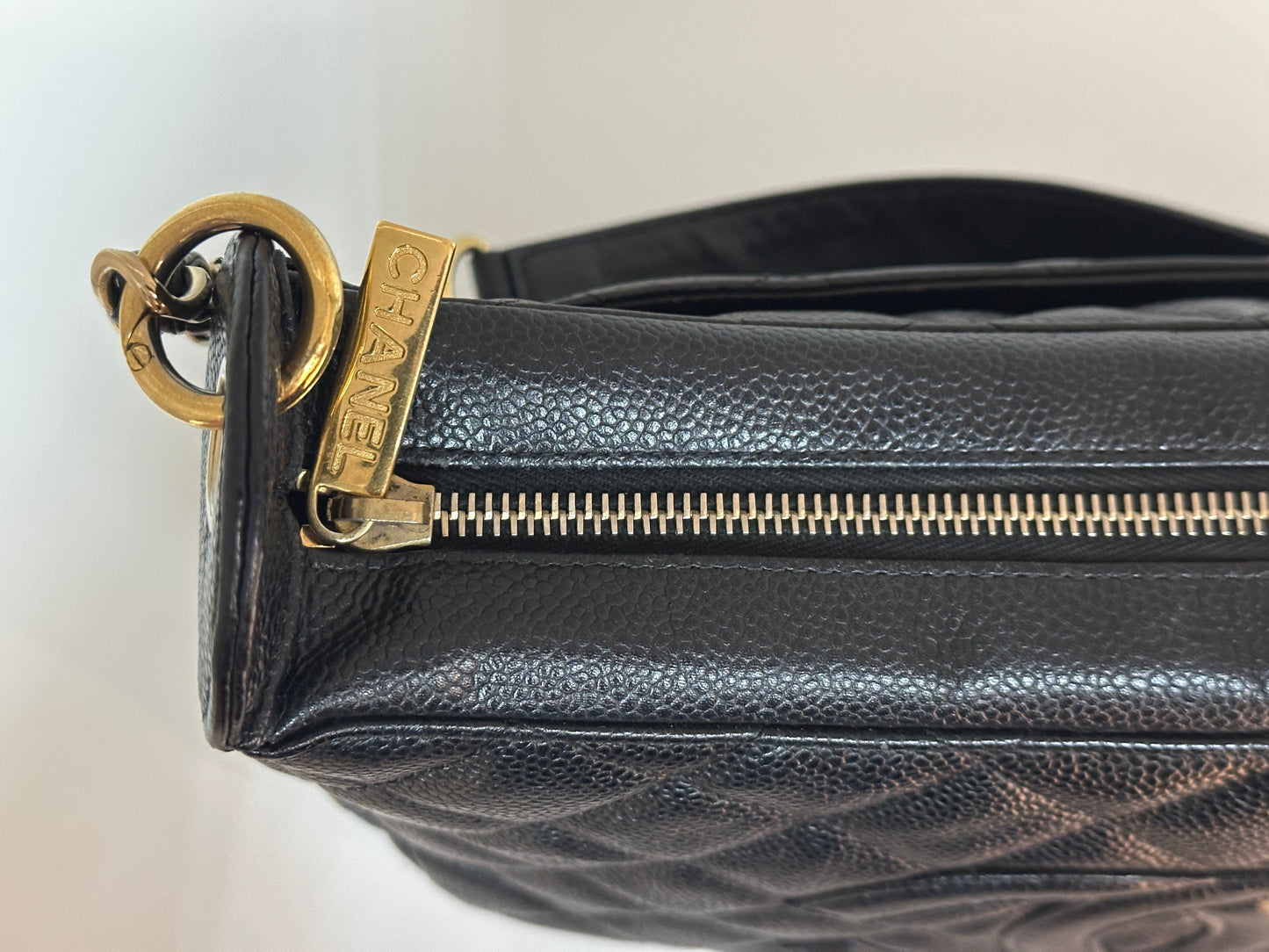 Chanel Black Quilted Caviar CC Logo Chain Shoulder Bag holo 8438