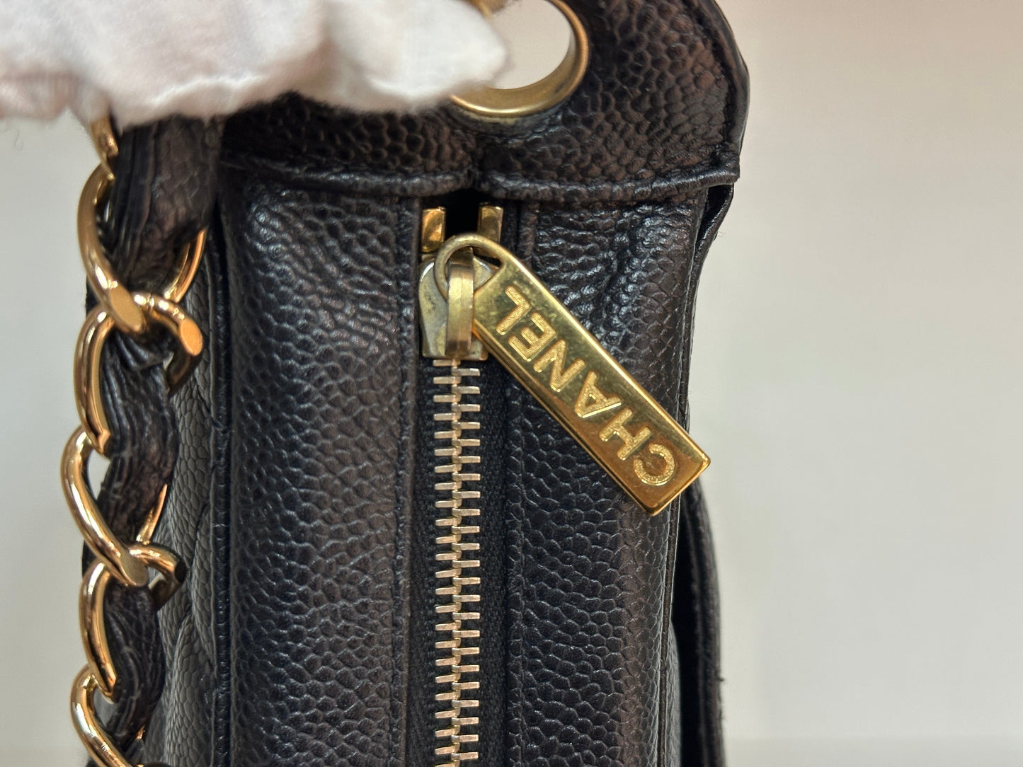 Chanel Black Quilted Caviar CC Logo Chain Shoulder Bag holo 8438