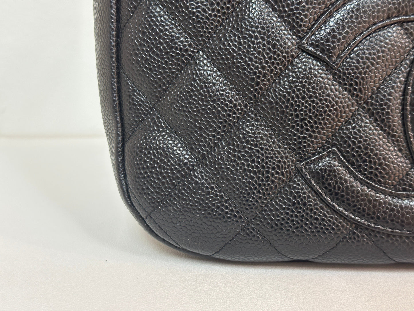 Chanel Black Quilted Caviar CC Logo Chain Shoulder Bag holo 8438