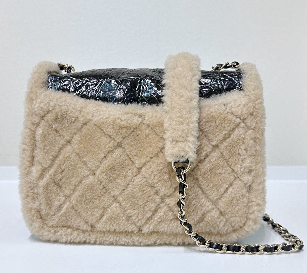 CHANEL Crumpled Calfskin Shearling CC Flap Black Beige