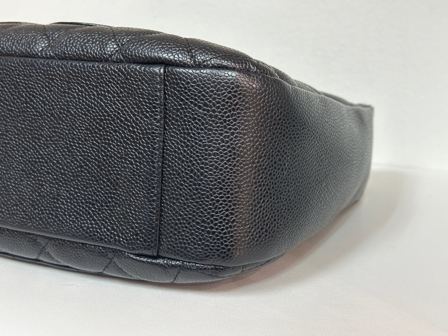 Chanel Black Quilted Caviar CC Logo Chain Shoulder Bag holo 8438