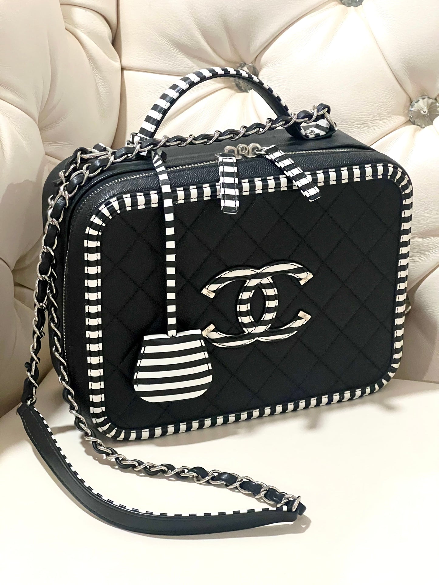 CHANEL CAVIAR QUILTED MEDIUM CC FILIGREE VANITY CASE