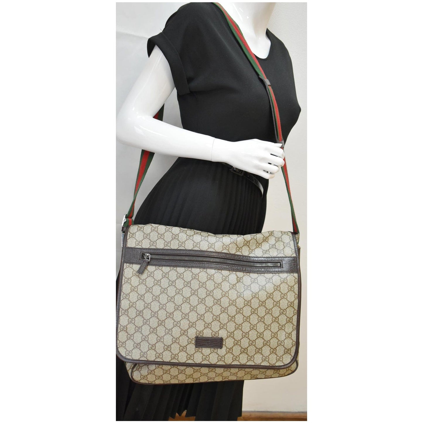 GUCCI GG Vintage Web Canvas Messenger Bag Beige/Ebony 189748