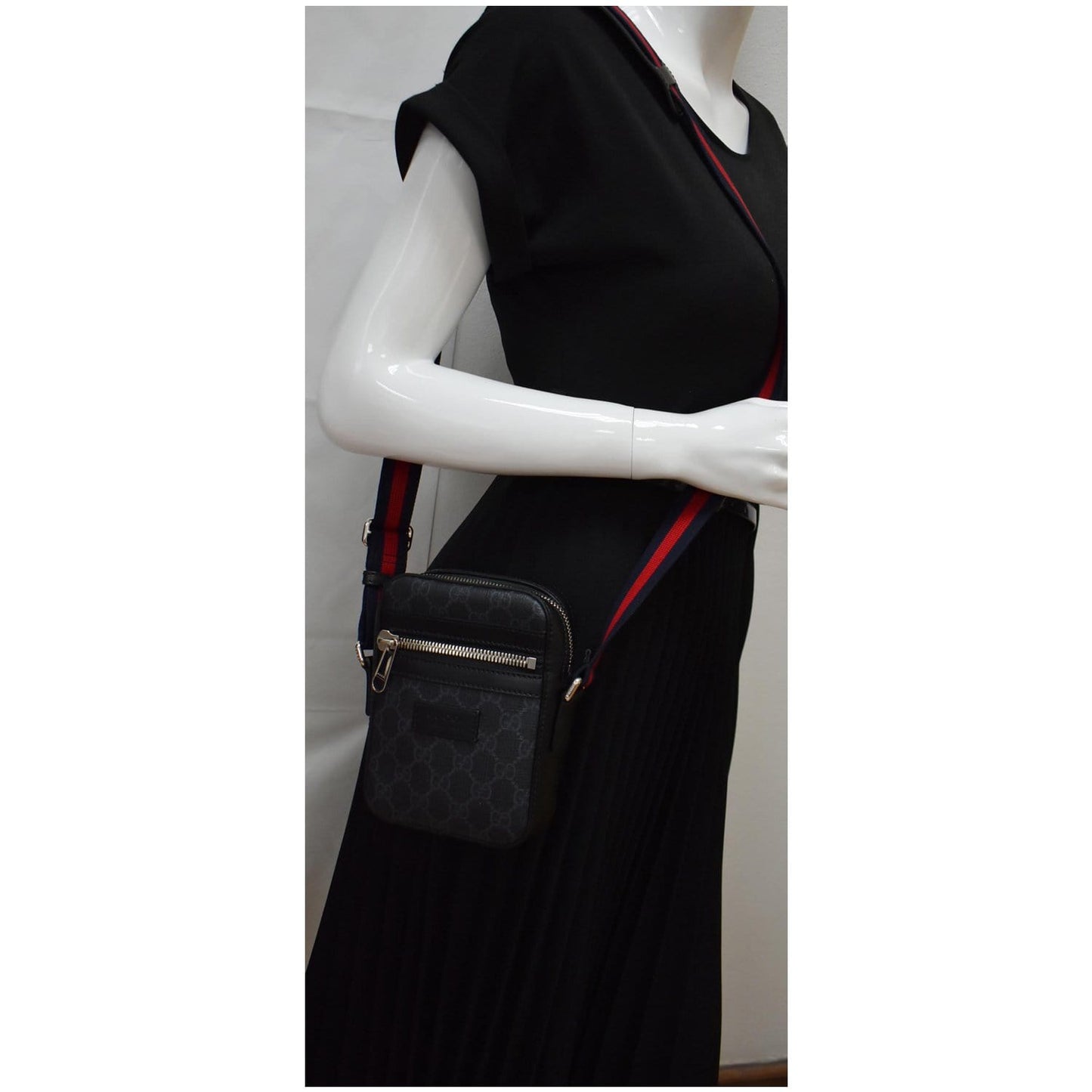 GUCCI GG Supreme Monogram Web Messenger Bag Black 598103