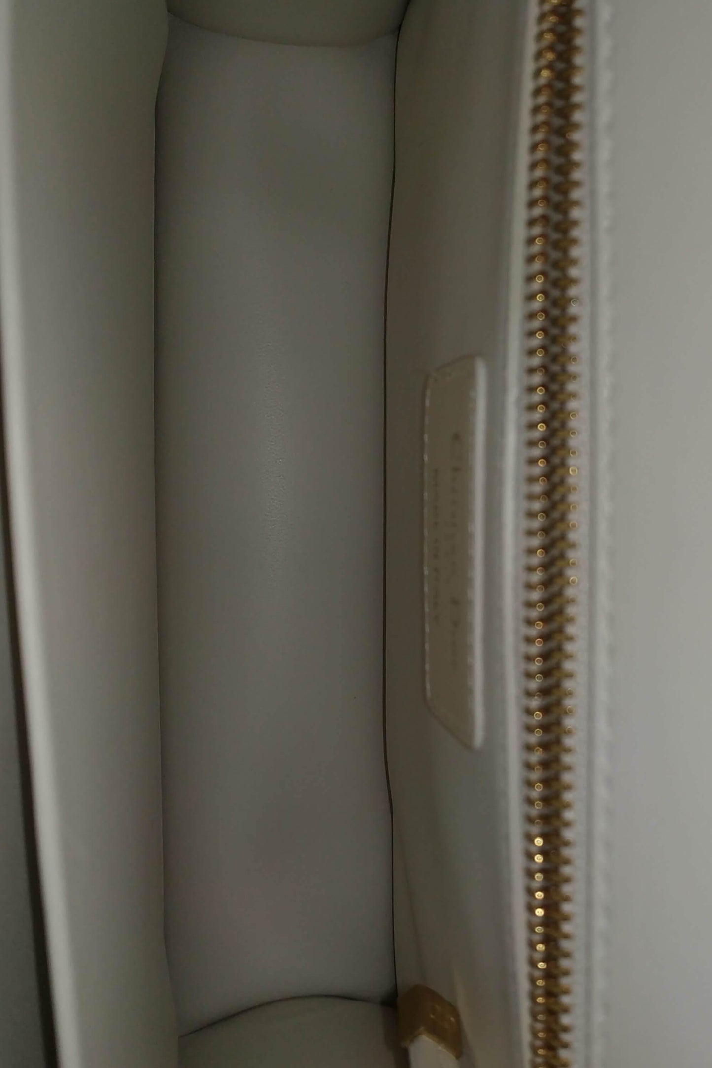 30 Montaigne Bag Off White