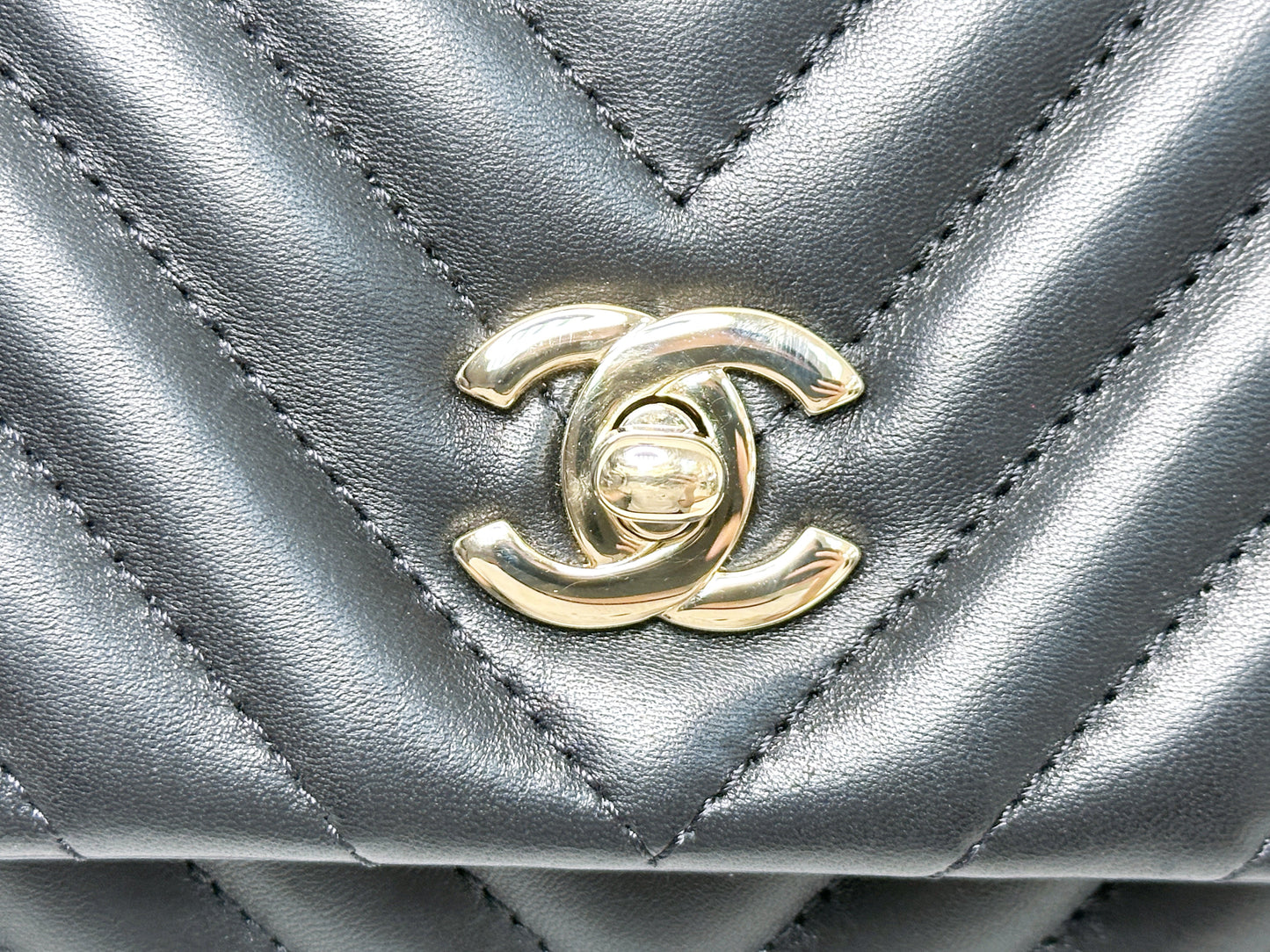 Chanel Black Chevron Lambskin Fold Up Again Clutch 2432 holo card