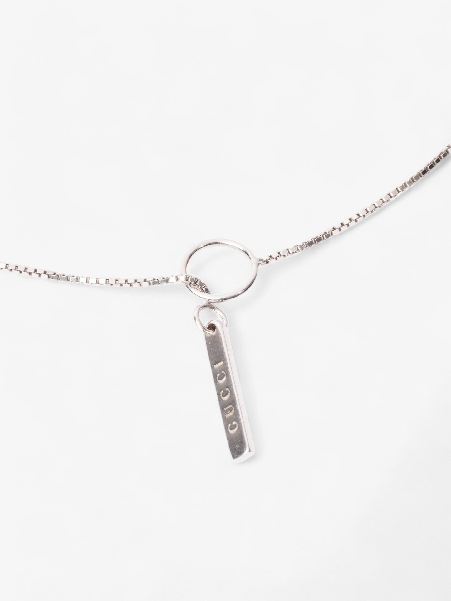Gucci 18 Karat Bar Lariat Pendant Necklace Silver White Gold 54cm