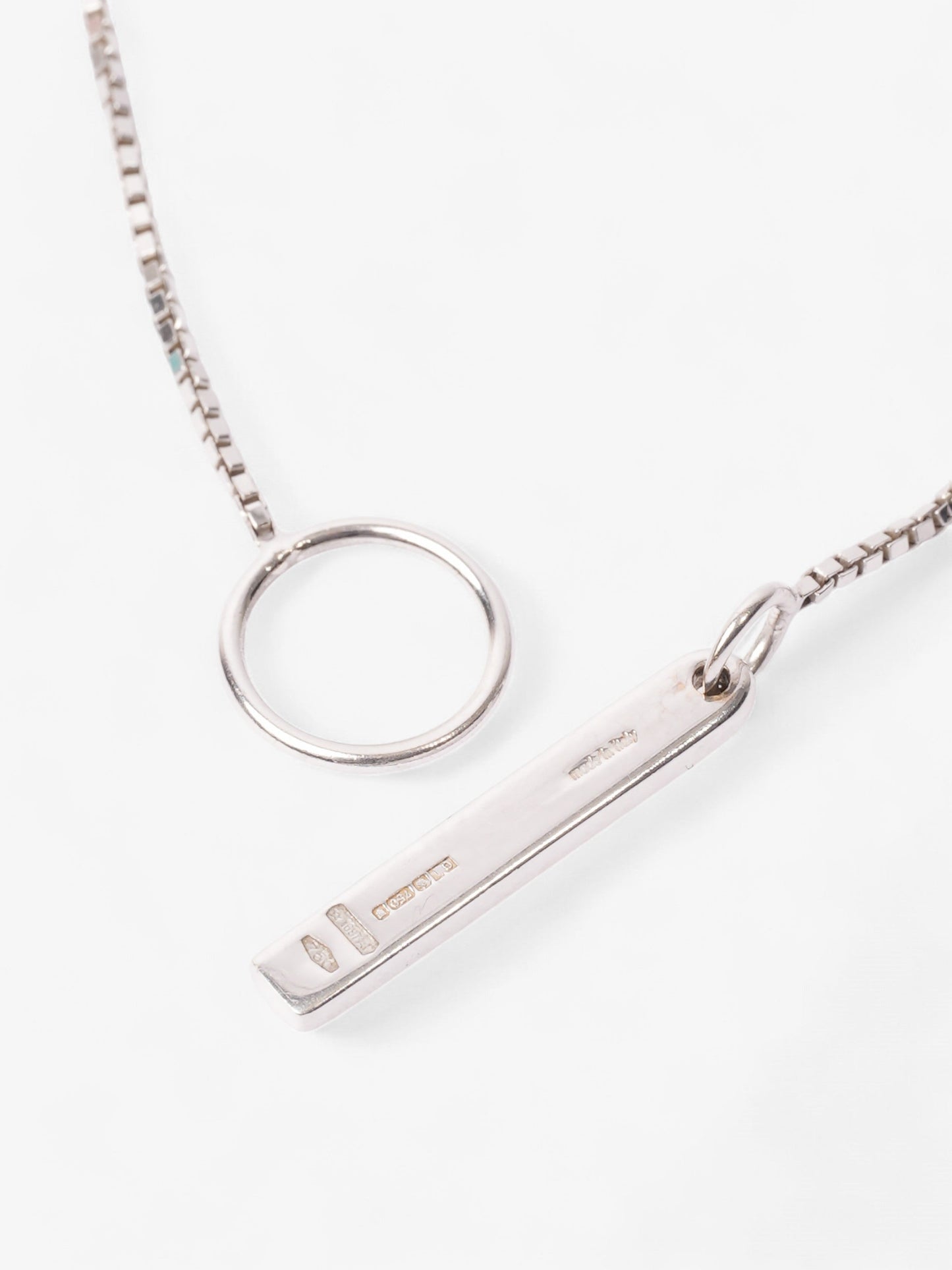 Gucci 18 Karat Bar Lariat Pendant Necklace Silver White Gold 54cm