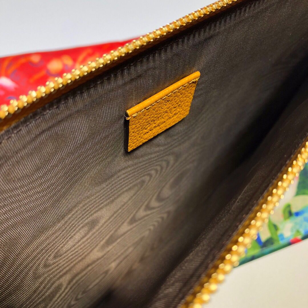 GUCCI Grainy Leather Zumi Pouch Clutch