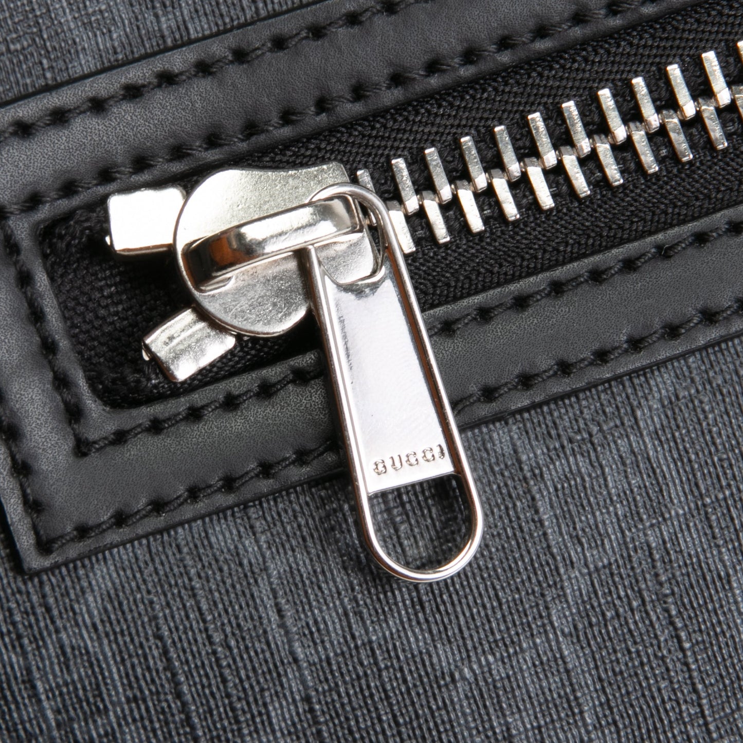 GUCCI GG Supreme Messenger - Black