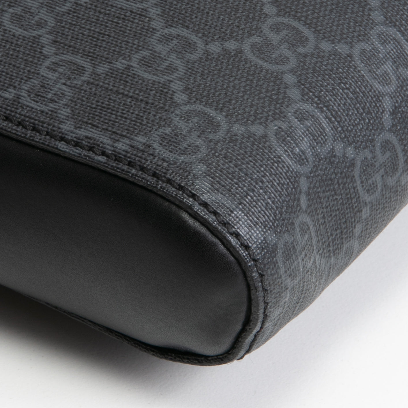 GUCCI GG Supreme Messenger - Black