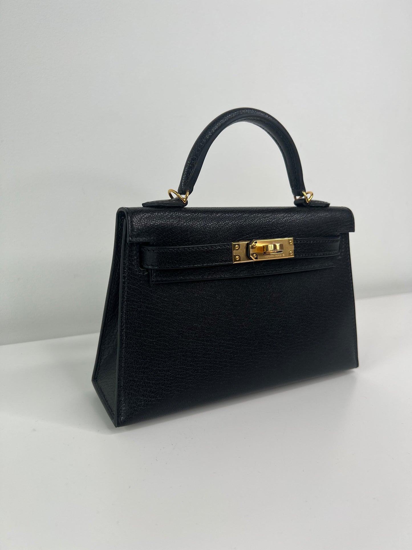 Hermes Kelly 20 Black Chévre Gold Hardware