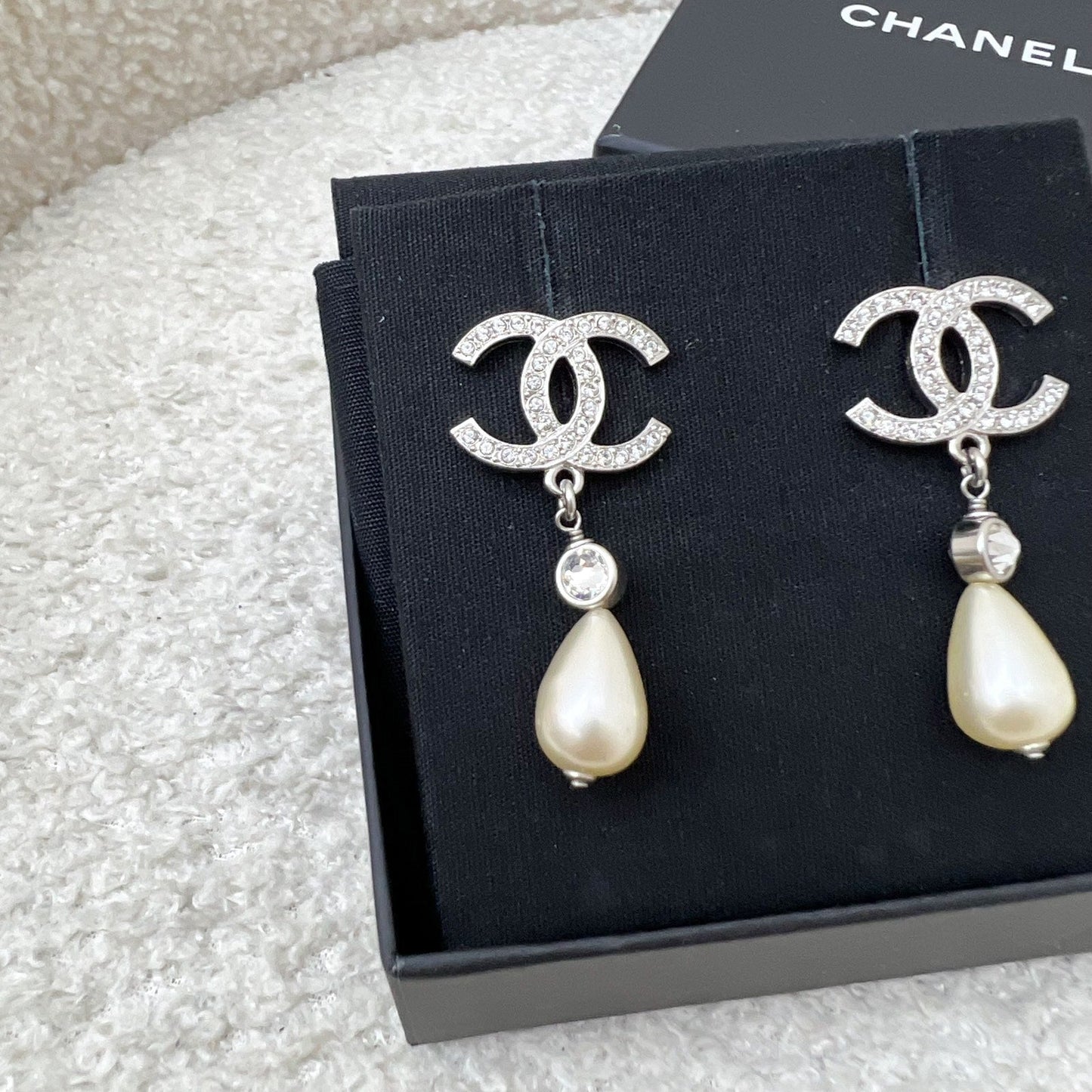 Chanel 22C CC Logo with Teardrop Pearl Drop Earring in SHW (Model: AB7702)