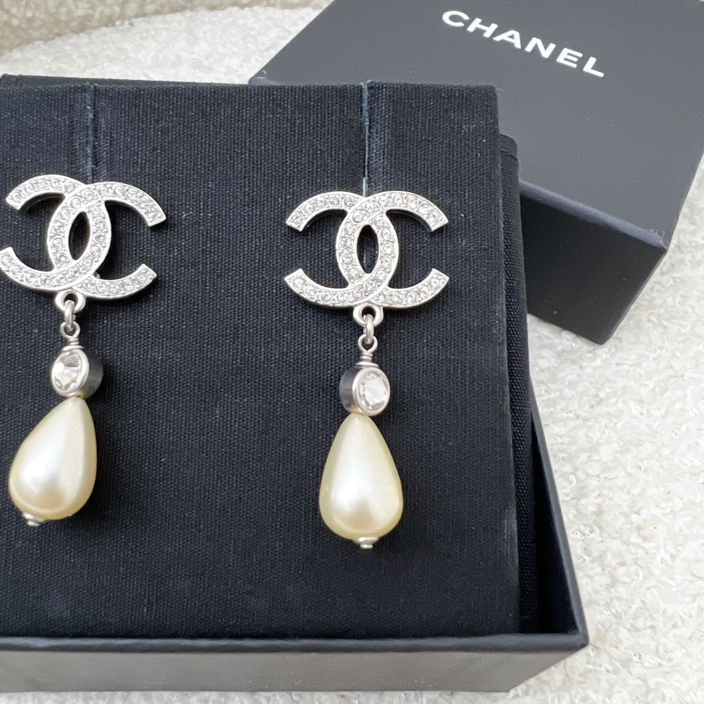 Chanel 22C CC Logo with Teardrop Pearl Drop Earring in SHW (Model: AB7702)