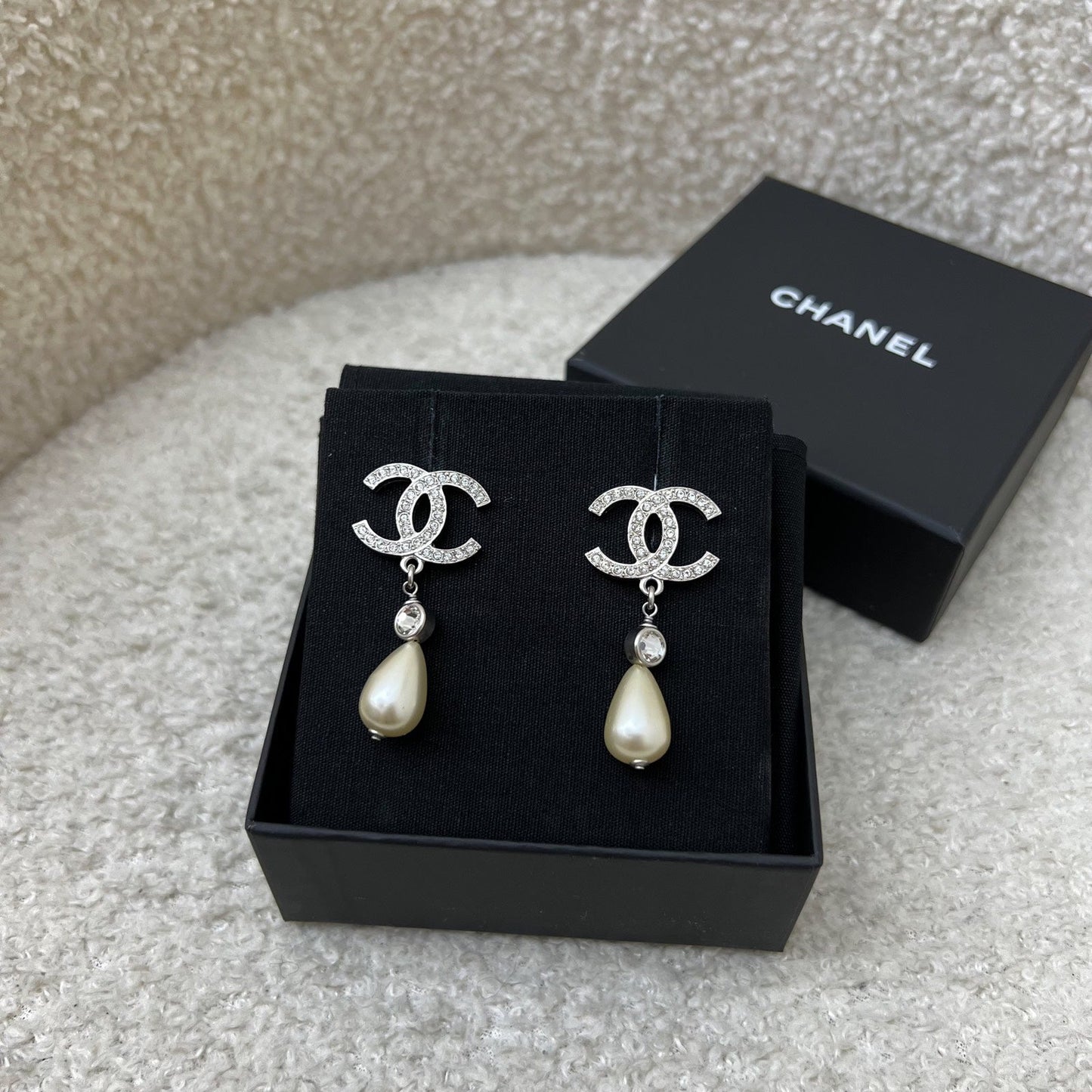 Chanel 22C CC Logo with Teardrop Pearl Drop Earring in SHW (Model: AB7702)