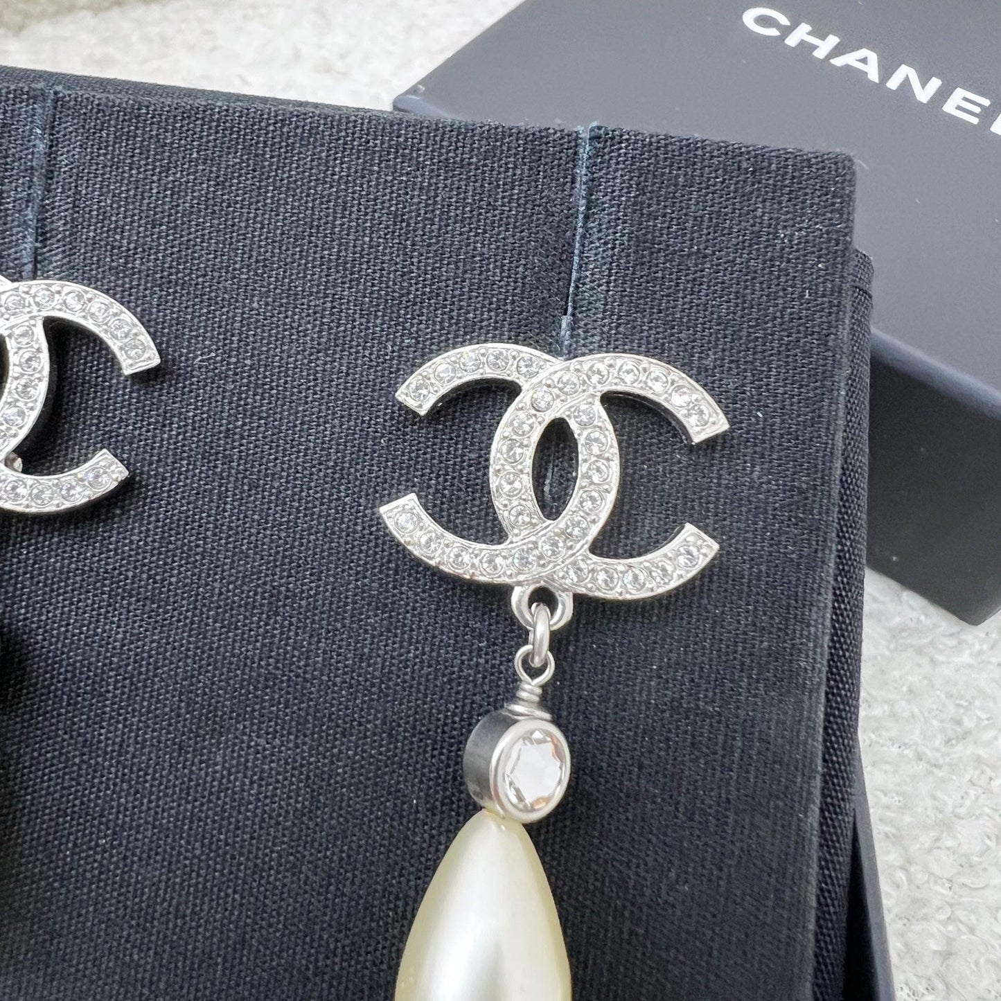 Chanel 22C CC Logo with Teardrop Pearl Drop Earring in SHW (Model: AB7702)