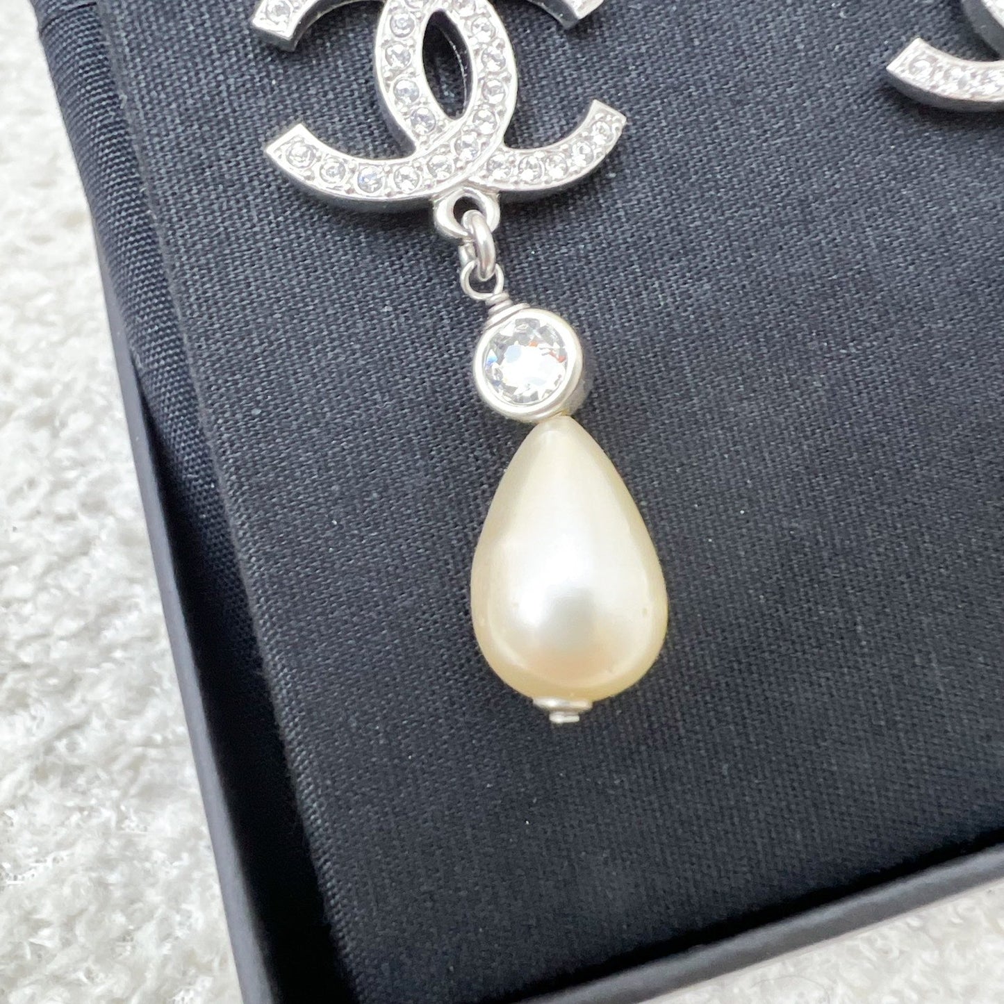 Chanel 22C CC Logo with Teardrop Pearl Drop Earring in SHW (Model: AB7702)