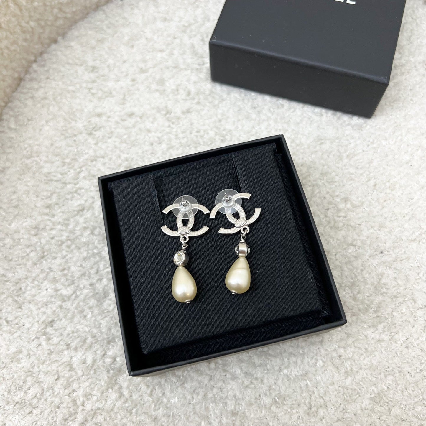 Chanel 22C CC Logo with Teardrop Pearl Drop Earring in SHW (Model: AB7702)