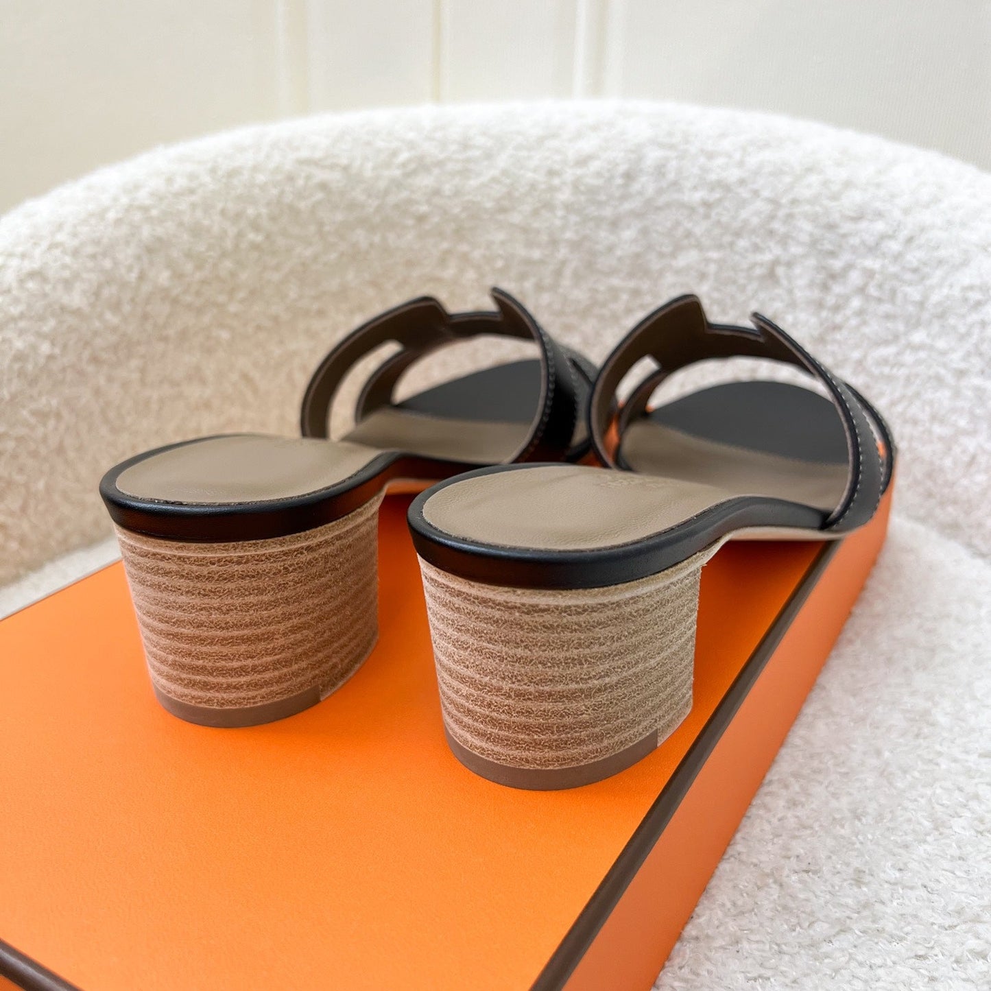 Hermes Oasis Sandals in Noir Black Calfskin Sz 36
