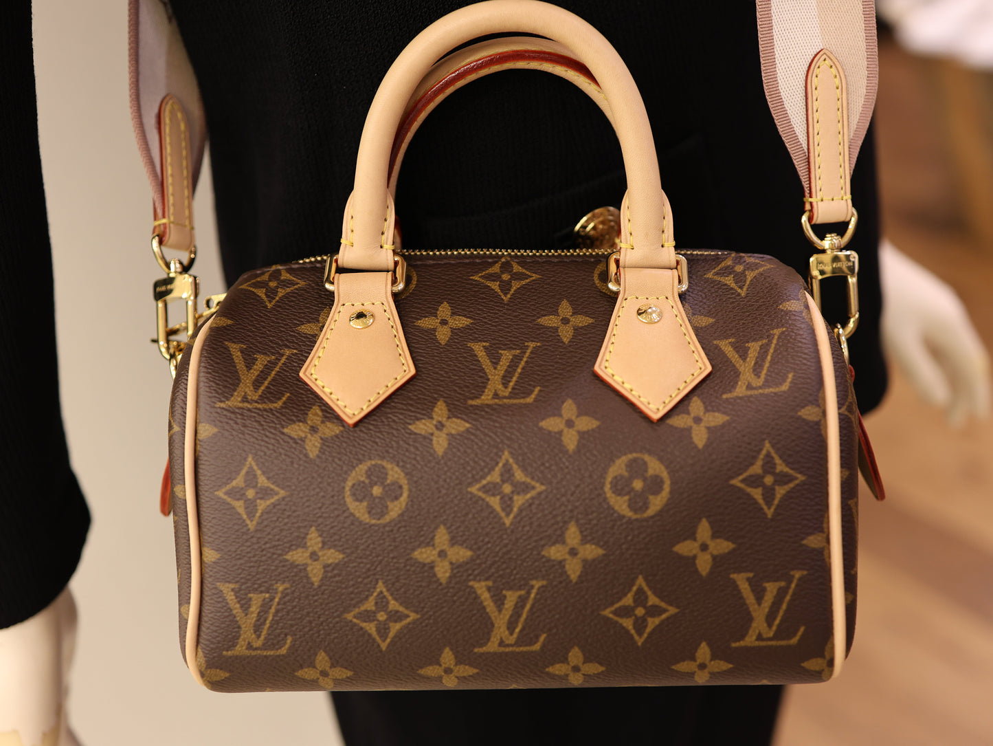 Louis Vuitton  Monogram Speedy Bandouliere 20 Beige