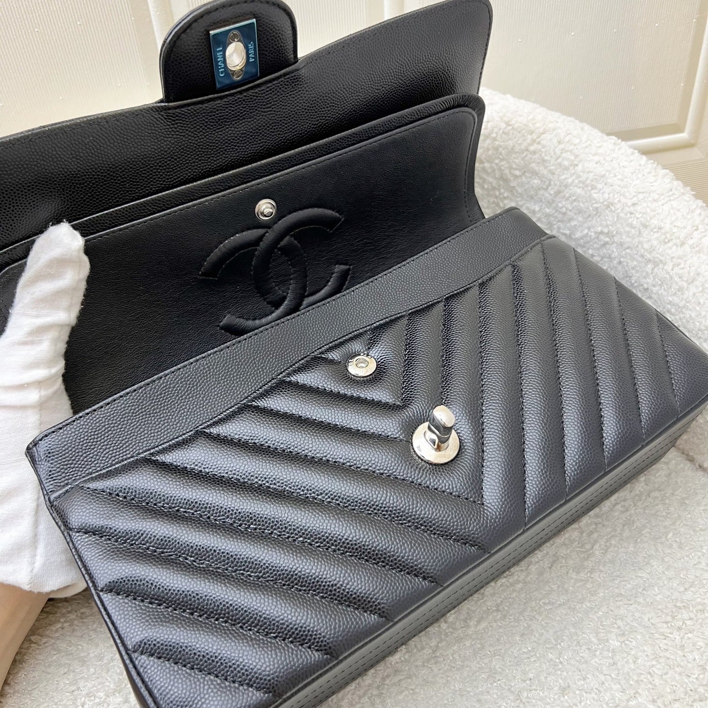 Chanel Medium Classic Flap CF in Chevron Quilted Black Caviar and SHW (Model: A01112)