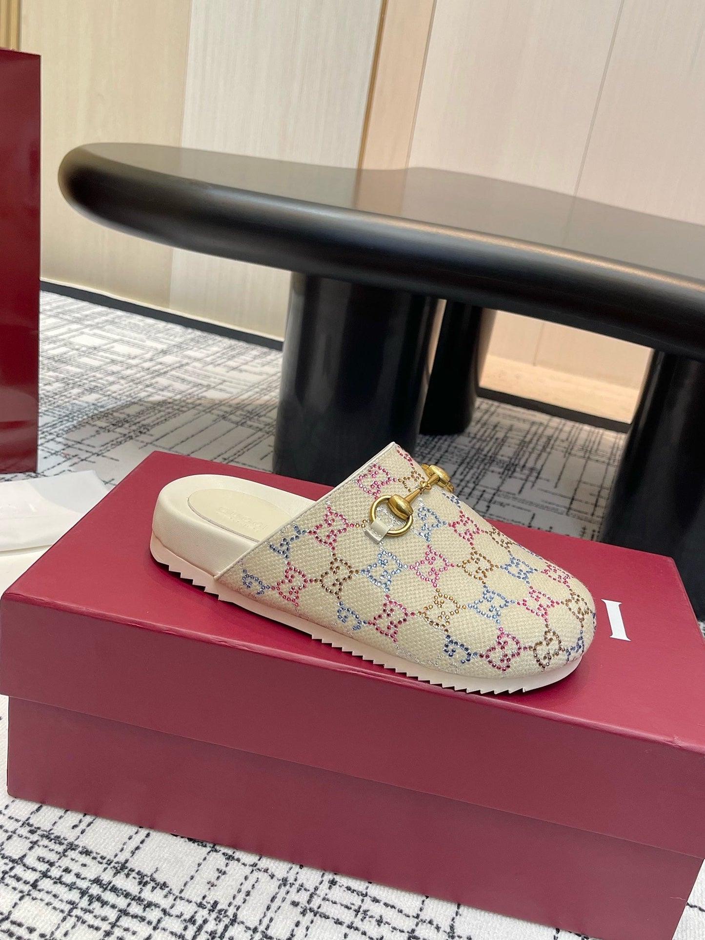 SE1635 Women's GUCCI Slipper with Crystal / Size5-9