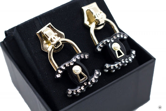 Chanel AB7608B07420 Metallic Slider Arcylic CC With Pearl Beads Black / NG540 Enamel 3.5X2CM Earrings Ghw