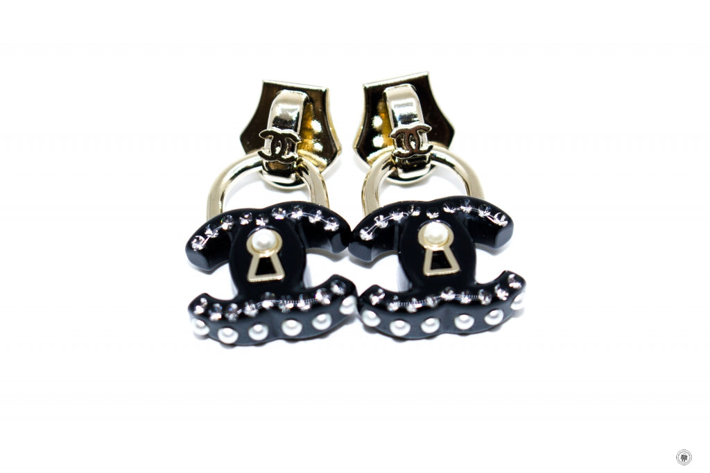 Chanel AB7608B07420 Metallic Slider Arcylic CC With Pearl Beads Black / NG540 Enamel 3.5X2CM Earrings Ghw