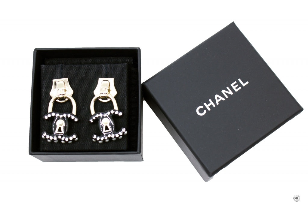 Chanel AB7608B07420 Metallic Slider Arcylic CC With Pearl Beads Black / NG540 Enamel 3.5X2CM Earrings Ghw