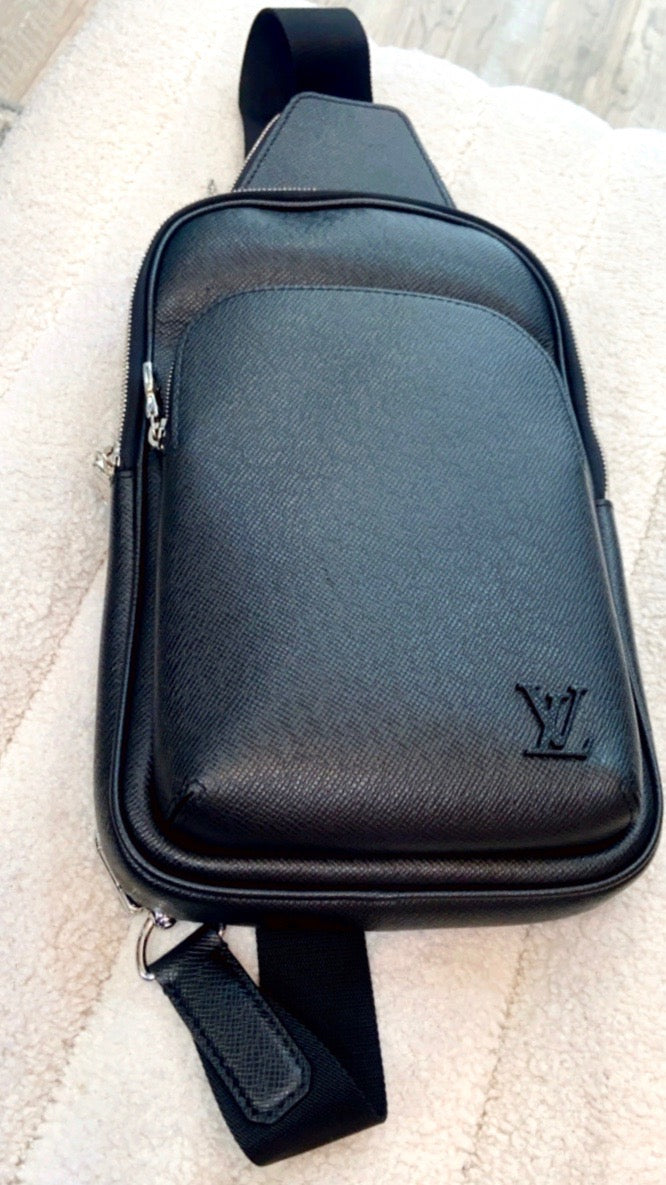 LOUIS VUITTON AVENUE BLACK TAIGA LEATHER SLING BAG