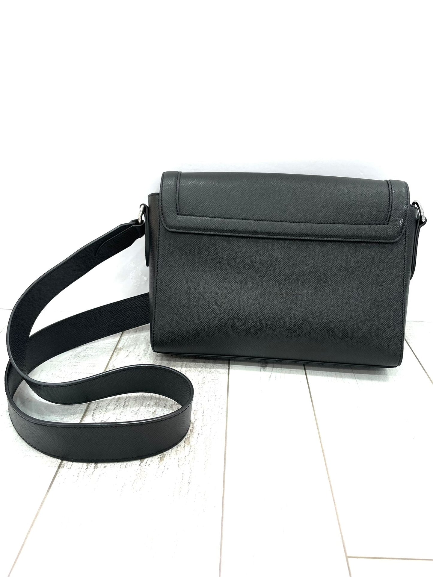 LOUIS VUITTON MEN'S TAIGA MESSENGER BAG