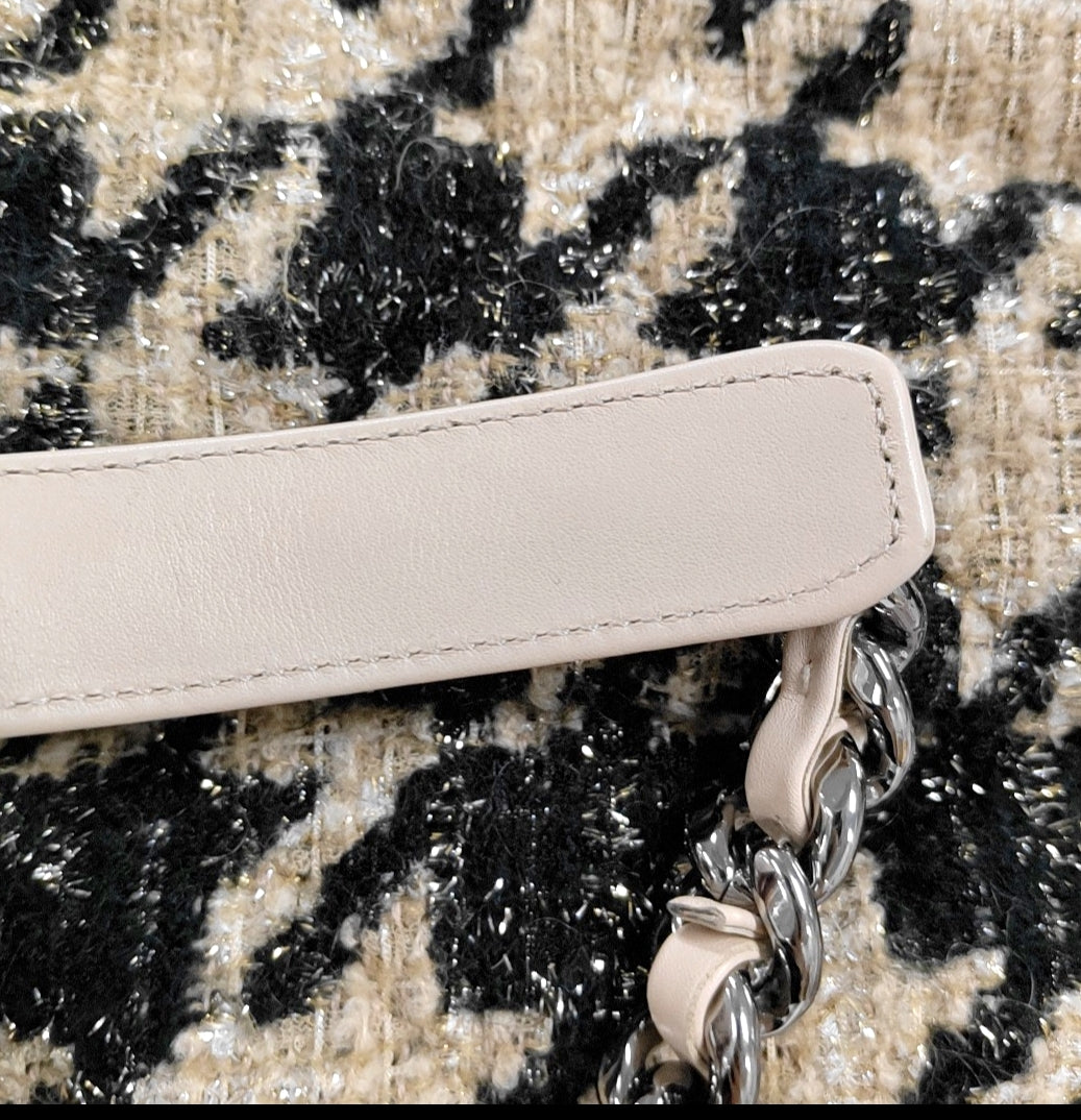 CHANEL CHANEL 19 Medium Flap Bag in 19K Beige Black Houndstooth Tweed