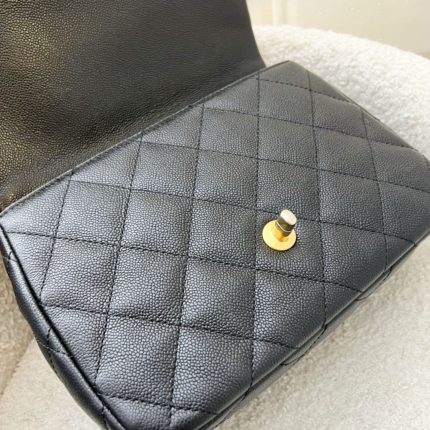 Chanel 24P Heart Adjustable Chain Small / Medium 24cm Flap Bag in Black Caviar AGHW (Model: AS3921)