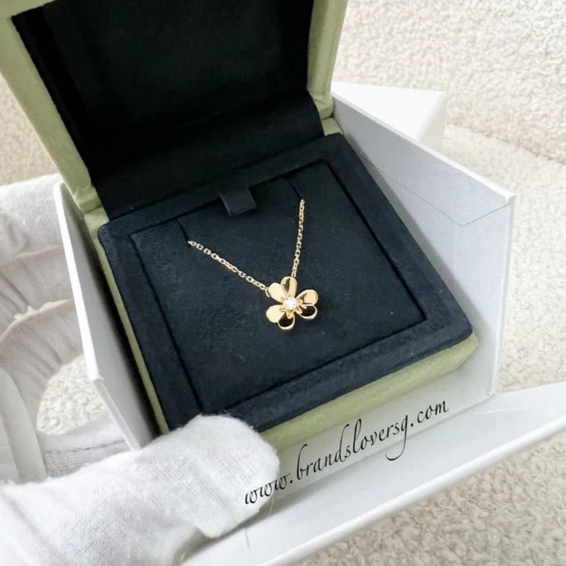 Van Cleef & Arpels VCA Mini Model Frivole Pendant Necklace in Yellow Gold and 1 Diamond