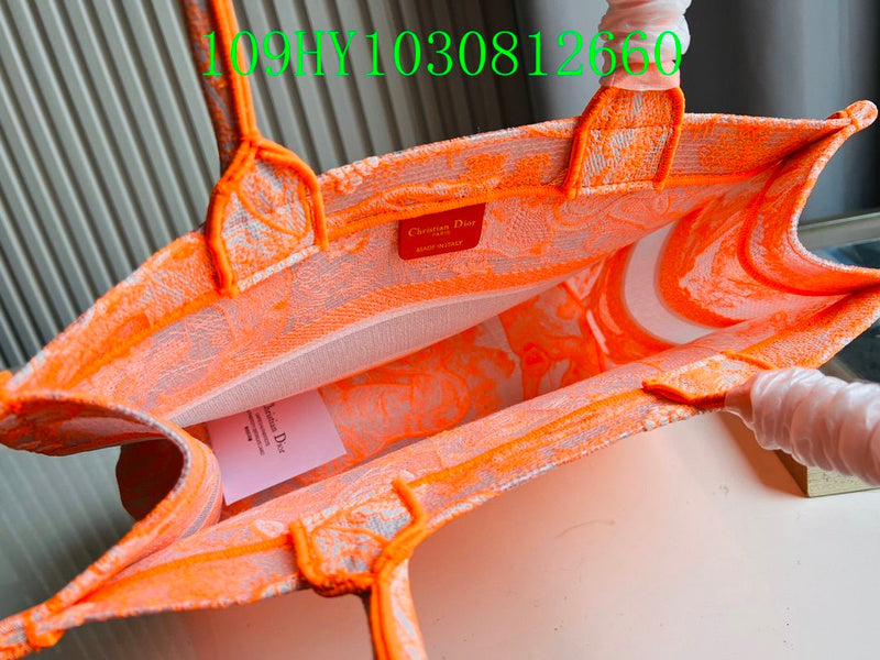 Christian Dior Luxury Bag - The Tote   262