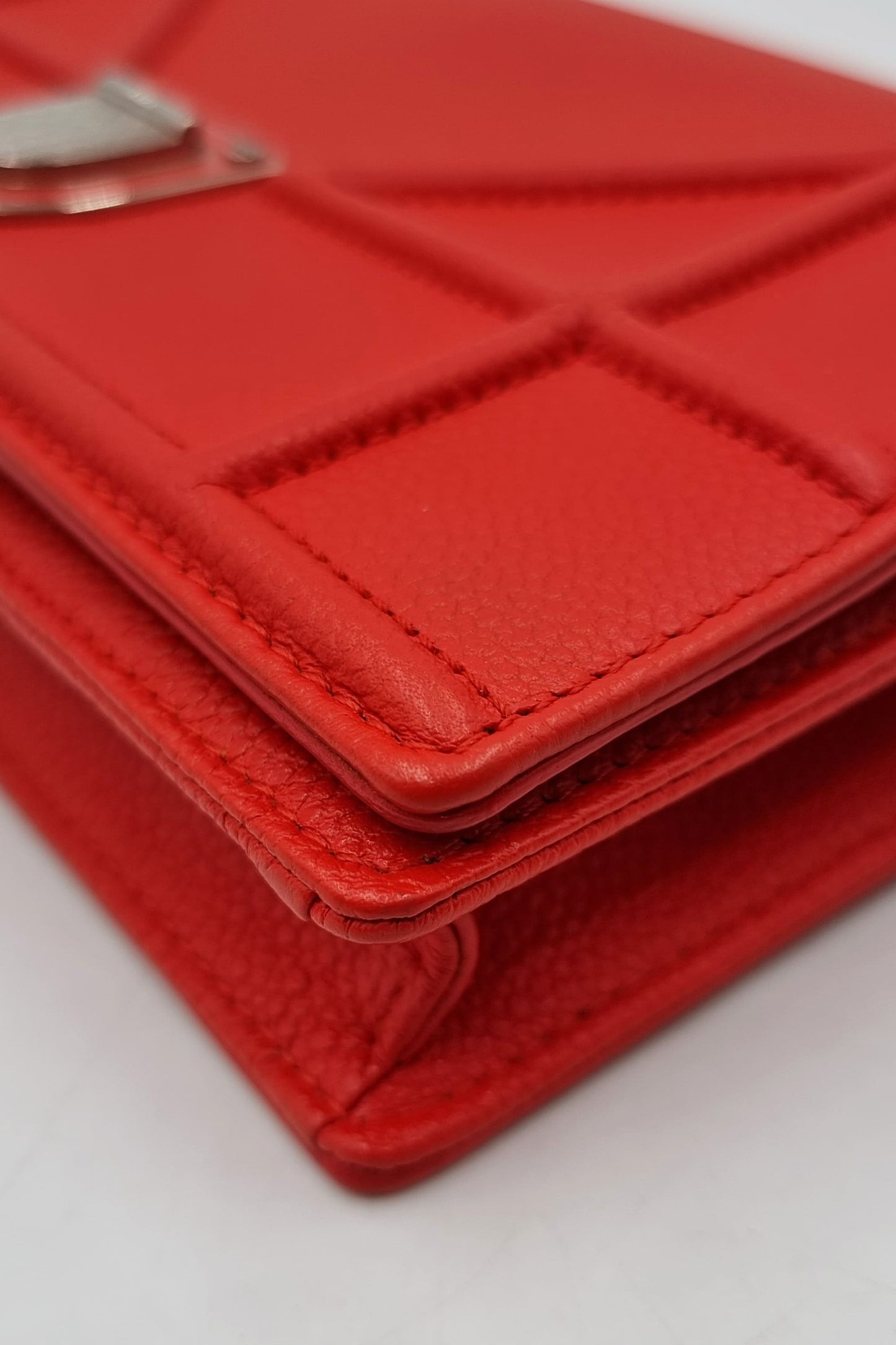 Diorama Wallet on Chain Red