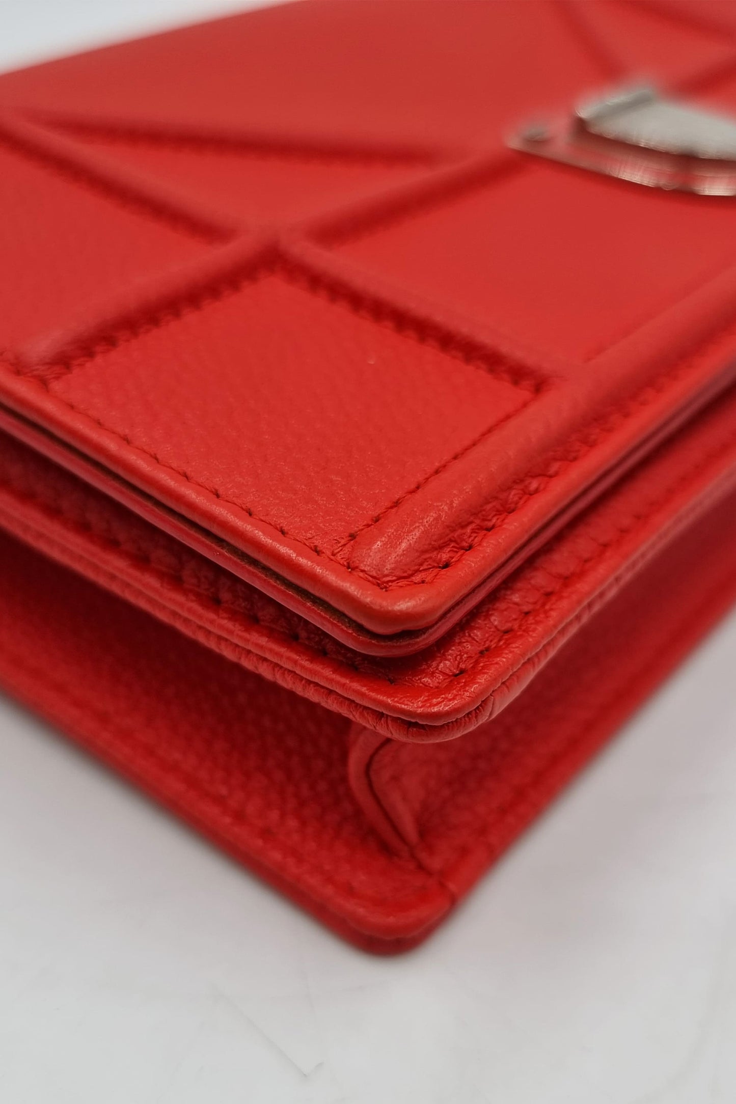 Diorama Wallet on Chain Red