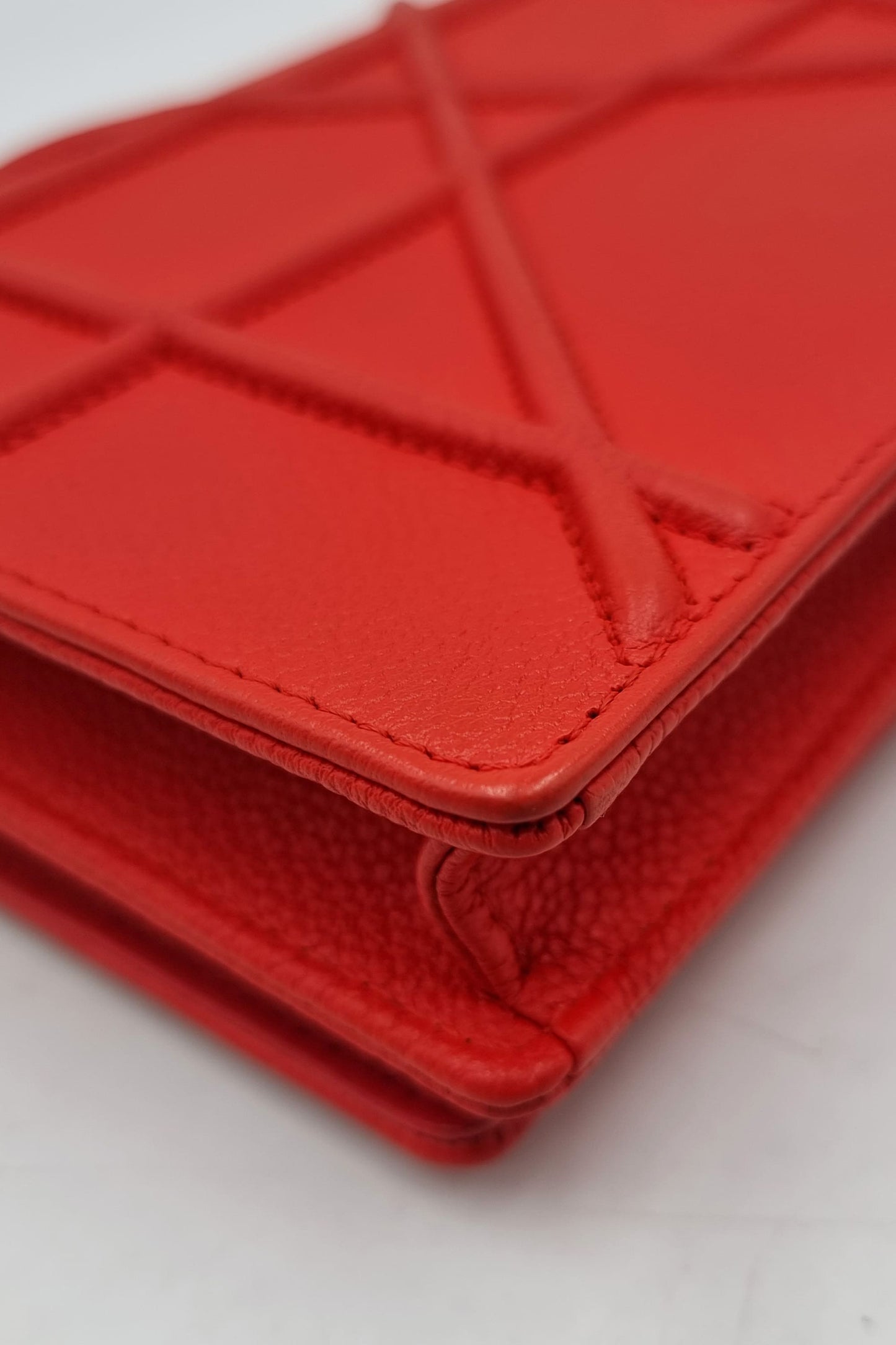 Diorama Wallet on Chain Red