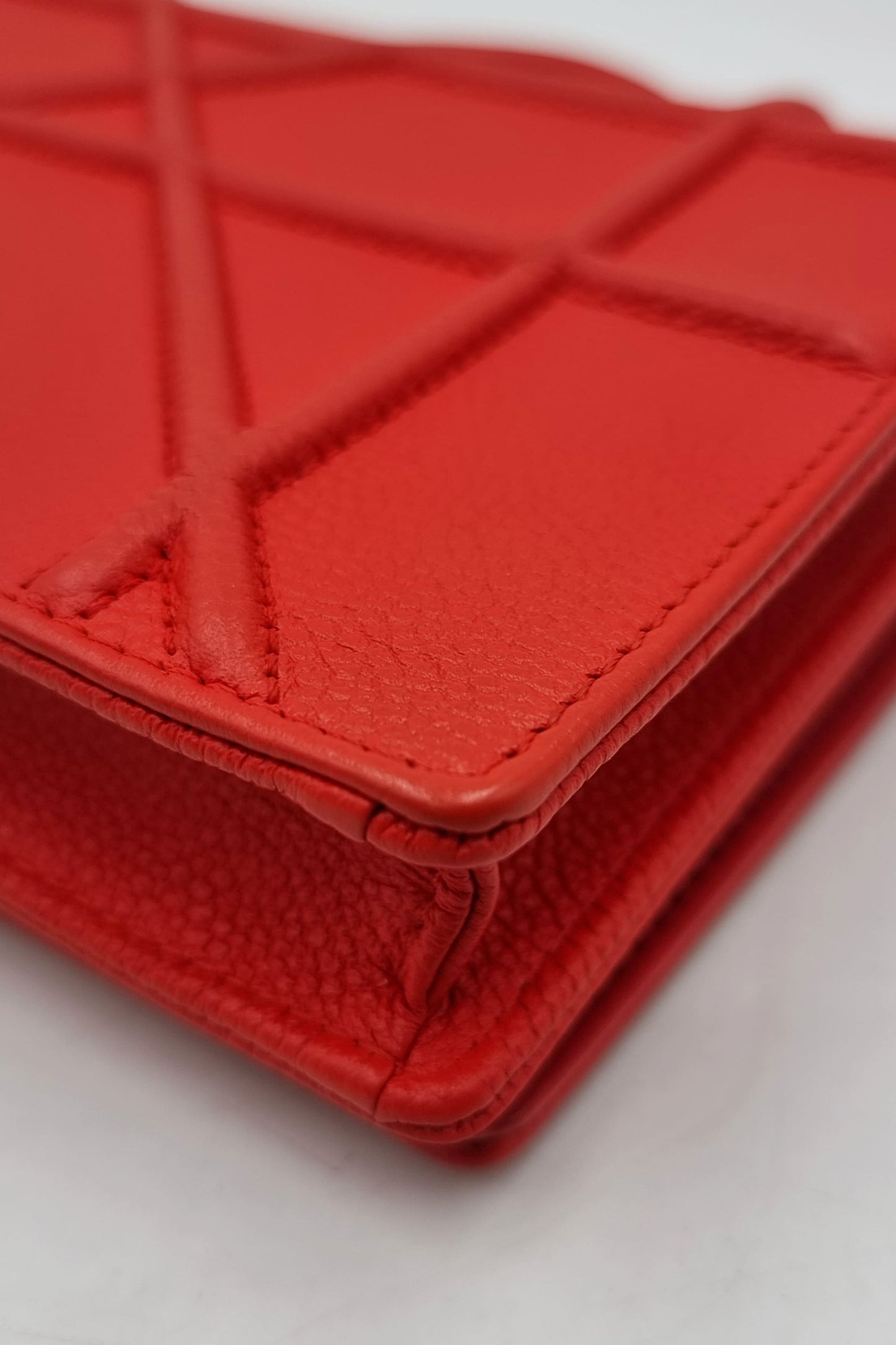 Diorama Wallet on Chain Red