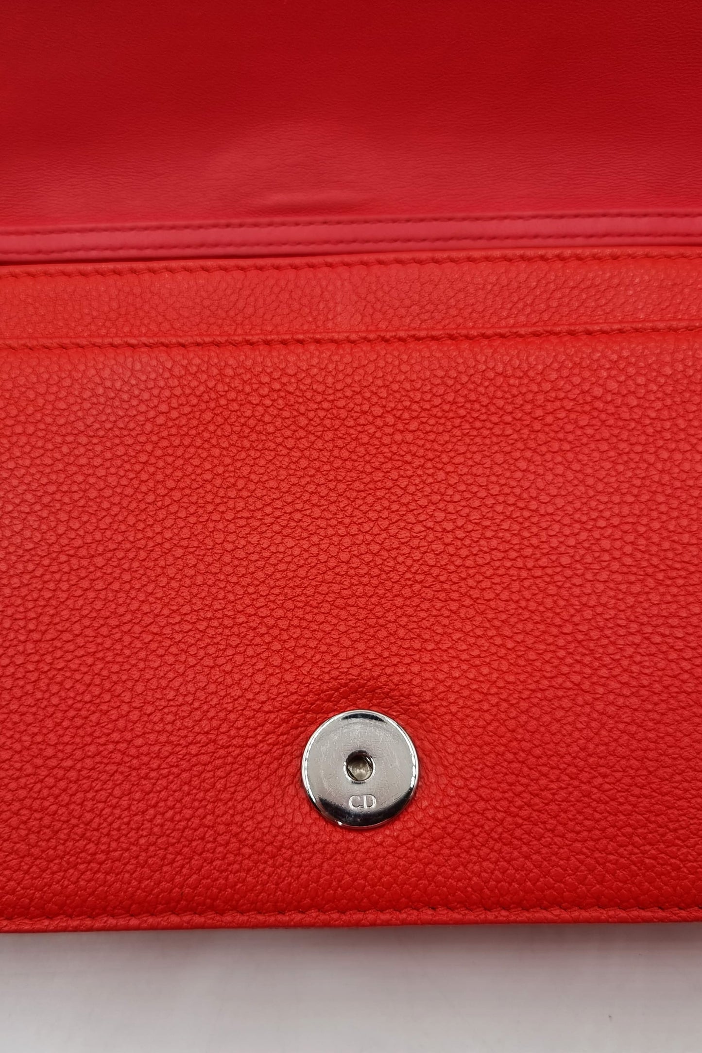 Diorama Wallet on Chain Red