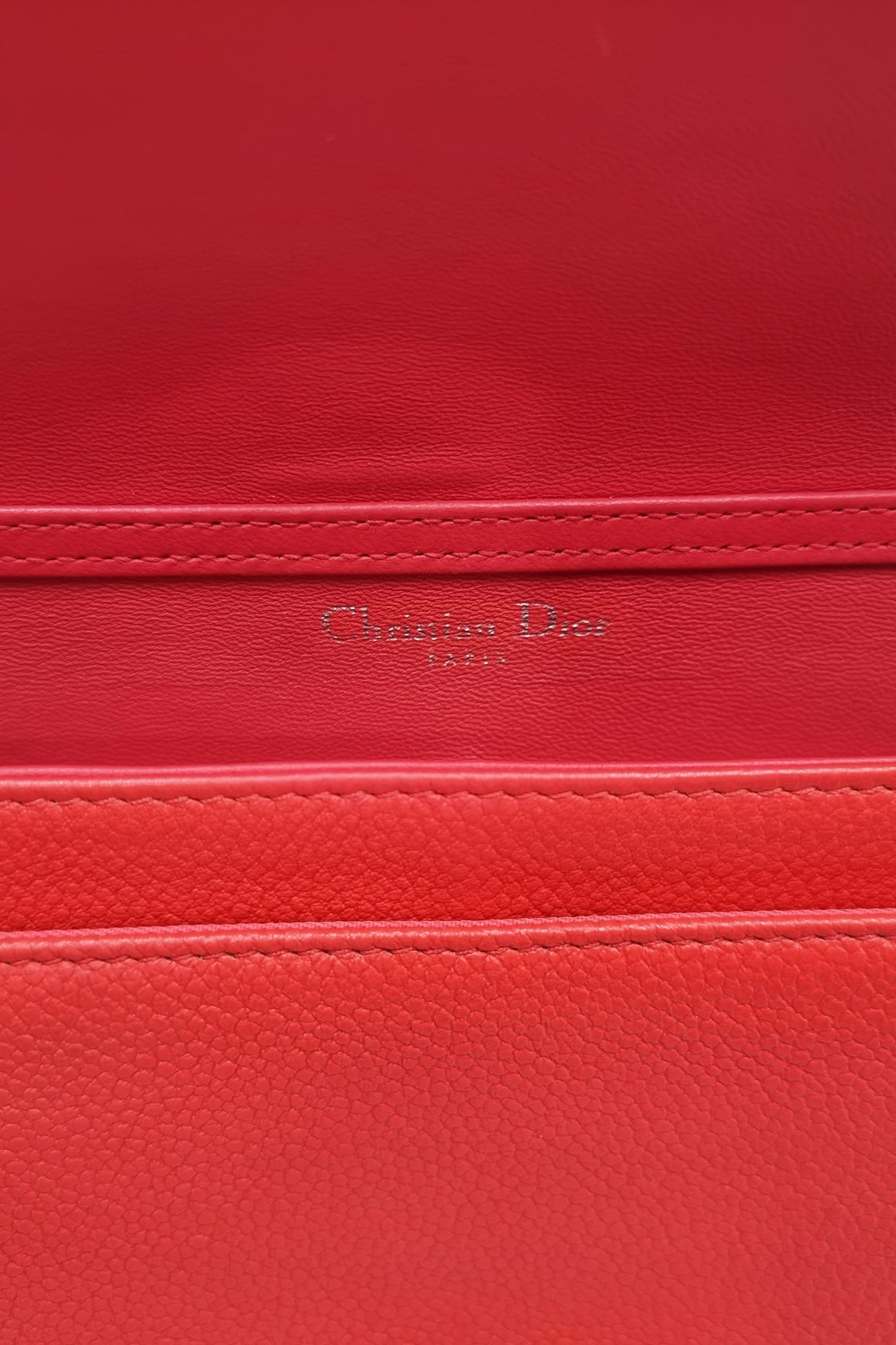 Diorama Wallet on Chain Red