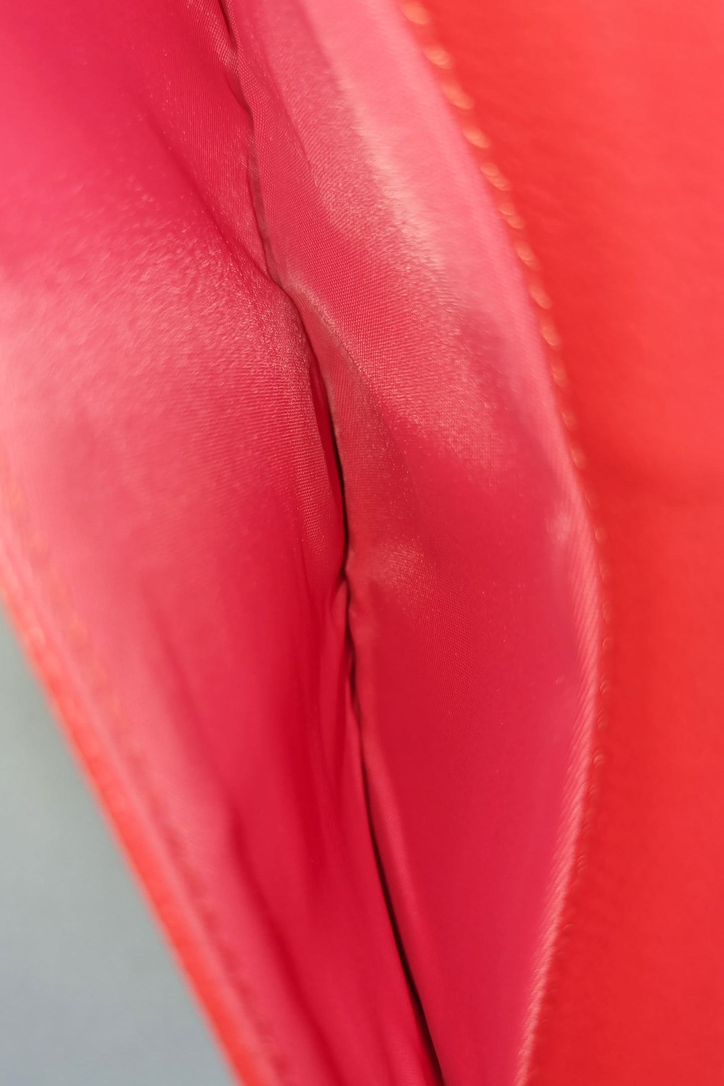 Diorama Wallet on Chain Red