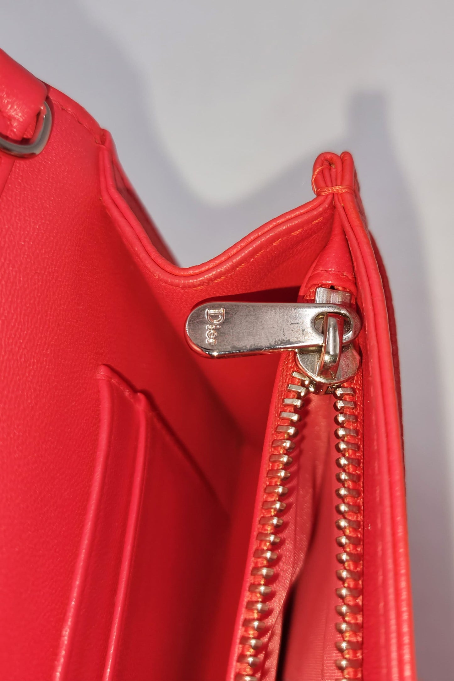 Diorama Wallet on Chain Red