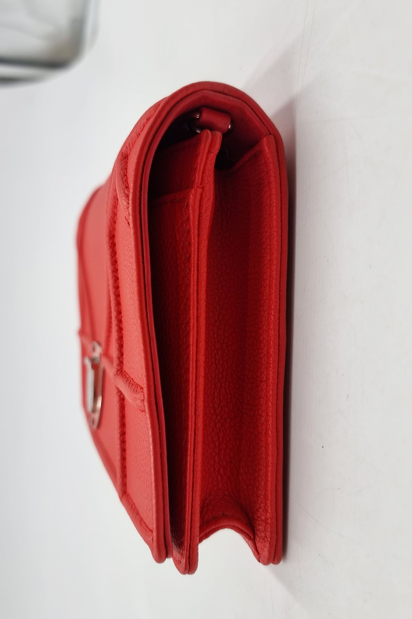 Diorama Wallet on Chain Red
