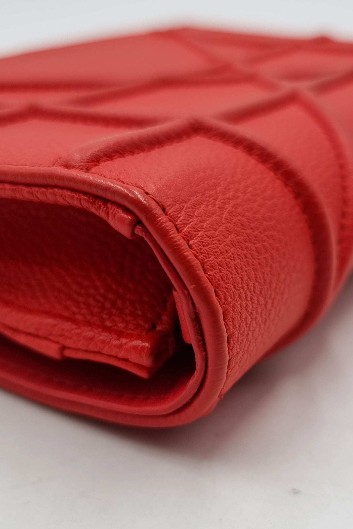 Diorama Wallet on Chain Red