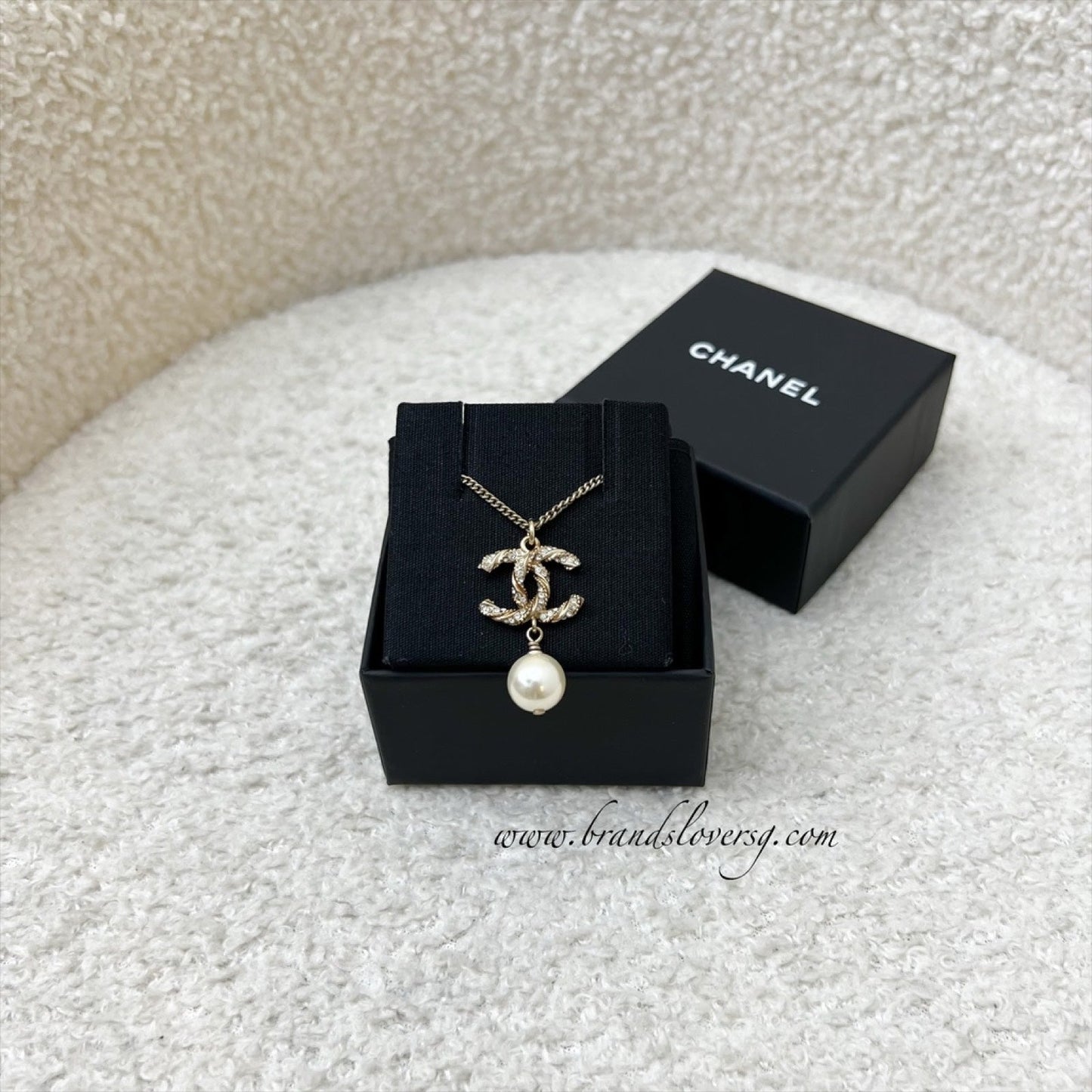 Chanel CC Logo with Dangling Pearl Necklace in Aged Gold HW