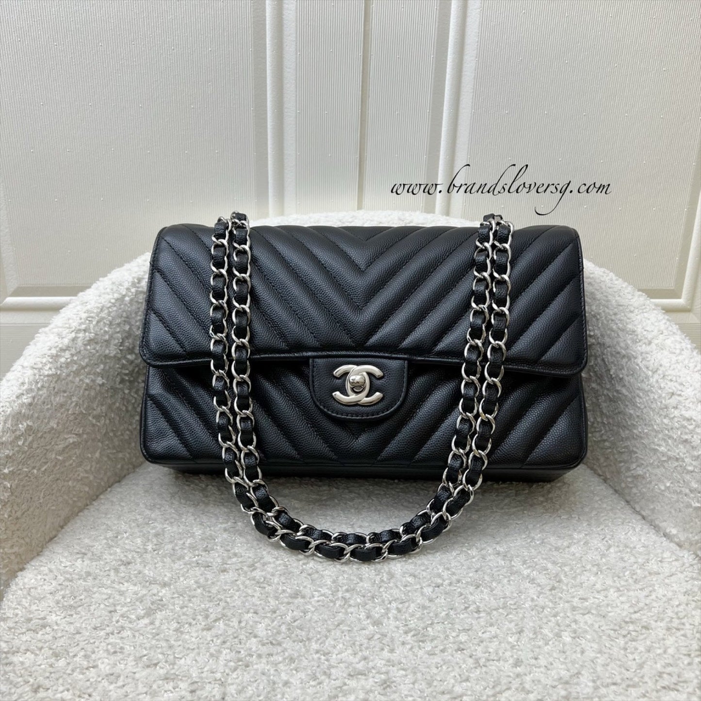 Chanel Medium Classic Flap CF in Chevron Quilted Black Caviar and SHW (Model: A01112)