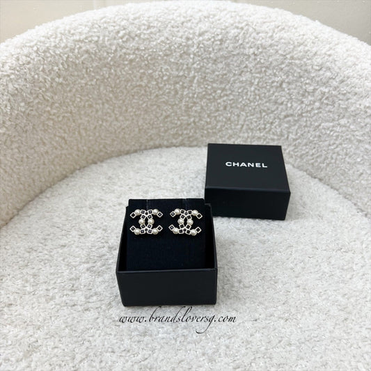 Chanel 22P Medium CC Logo Earrings with Pearls in LGHW (Model: AB7879)