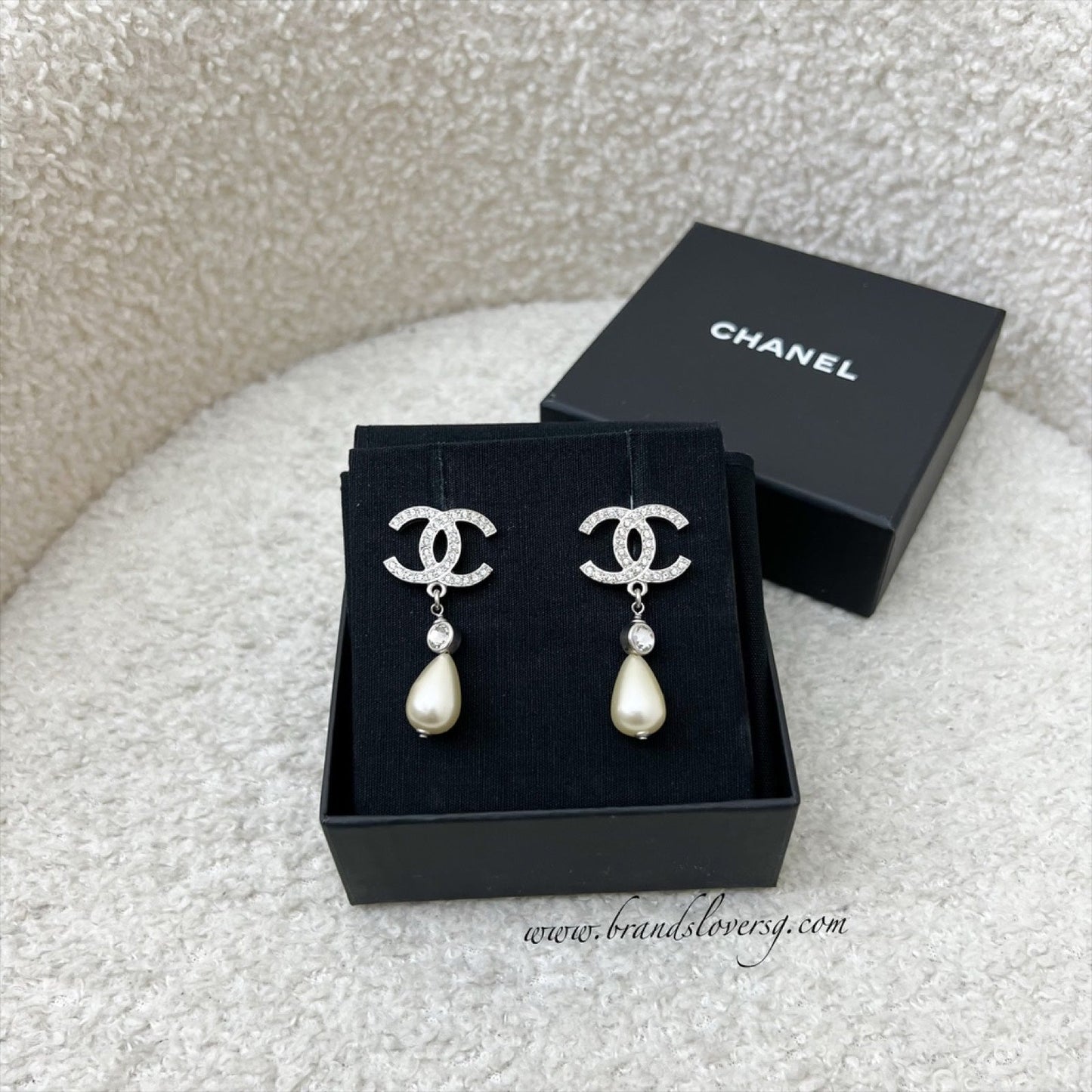 Chanel 22C CC Logo with Teardrop Pearl Drop Earring in SHW (Model: AB7702)